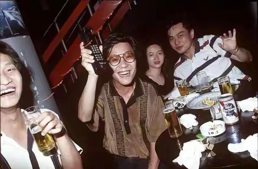 1990年，上海的婚礼。当年有“大哥大”、录像机、照相机的都是什么家庭？