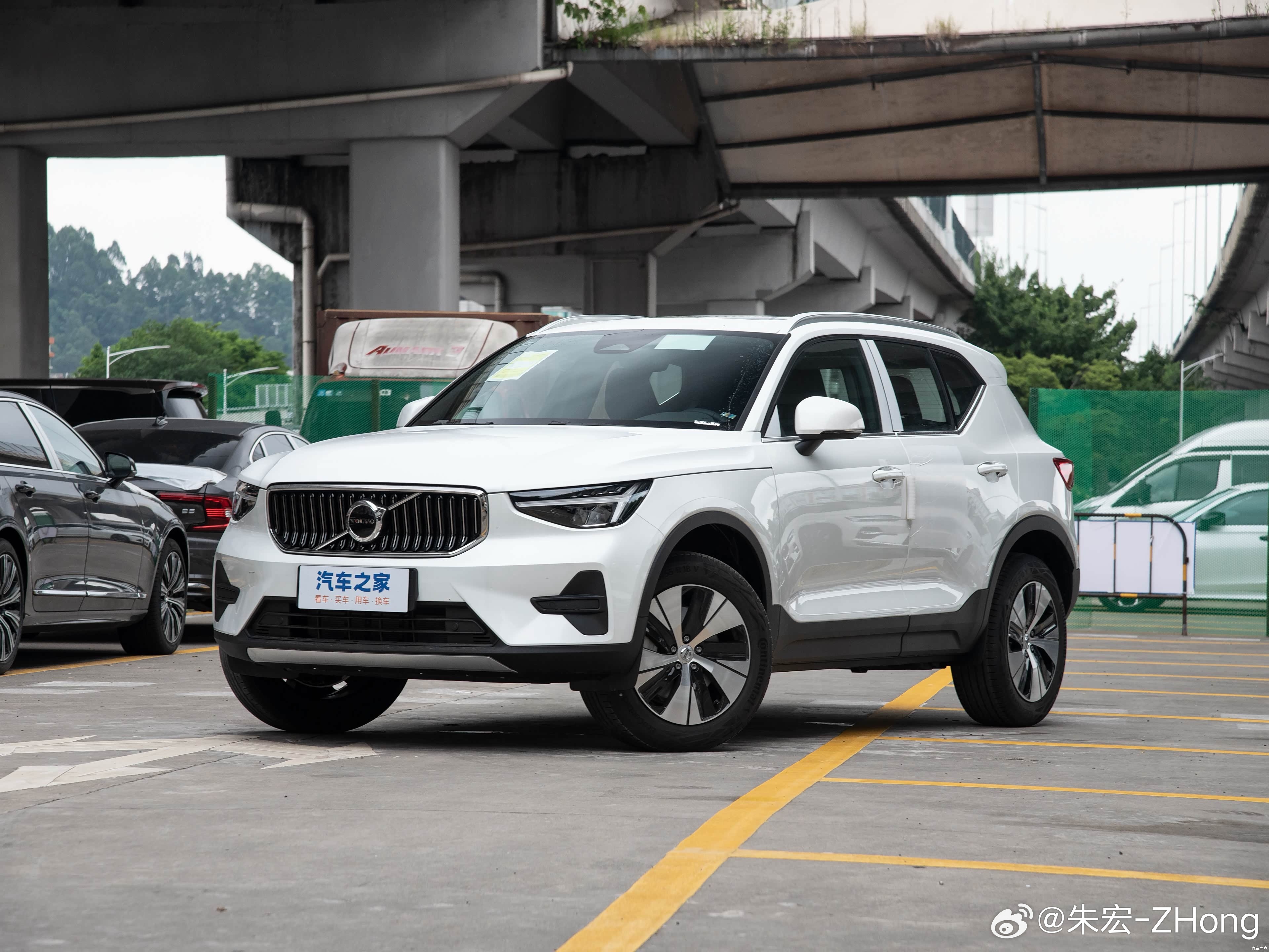 沃尔沃XC40B32025款白色指导价286800元全款148800元