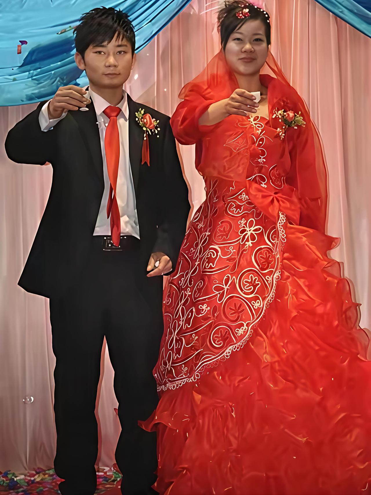 这是张雪机车创始人张雪和他老婆李婷当年在婚礼现场拍的照片，如果一个美女选择了一位