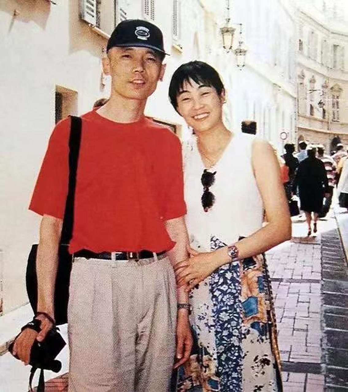 1995年，葛优拍戏挣了350万，把钱全部交给了妻子贺聪。没想到贺聪一拿到钱，就