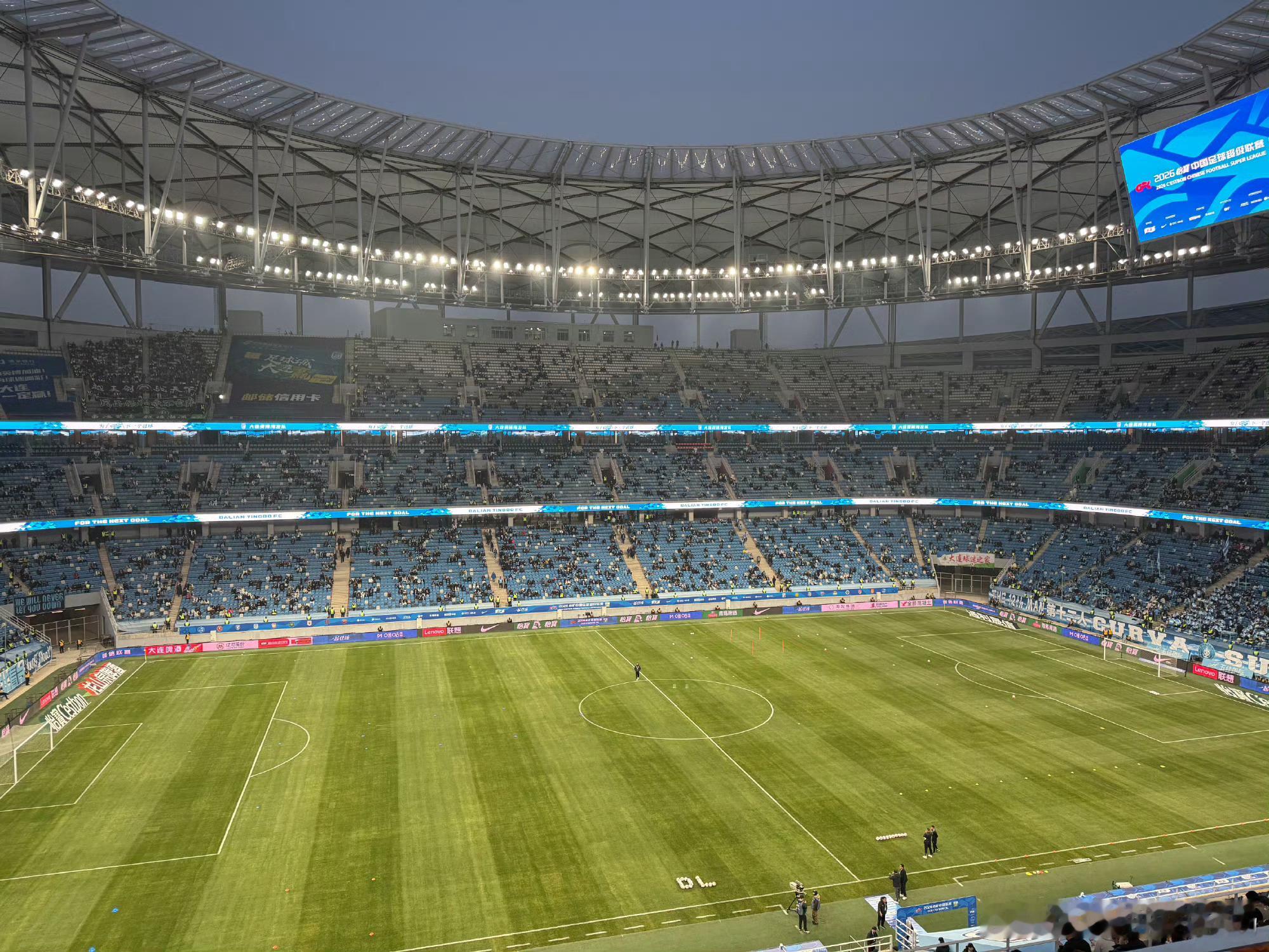 大连英博主场3-0完胜浙江队豪取三连胜近六万球迷见证“足球城”狂热复苏中超联