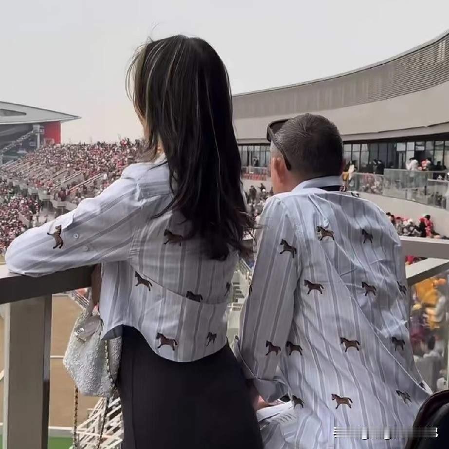 汪雨夫妇情侣装亮相F1赛场！汪雨墨镜在额头上，看着酷酷的，少年感十足，妻子一头