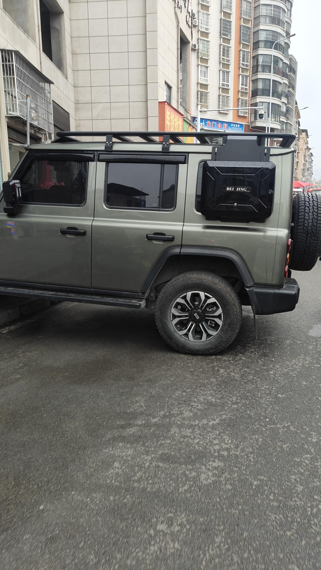 这个越野车又高又大