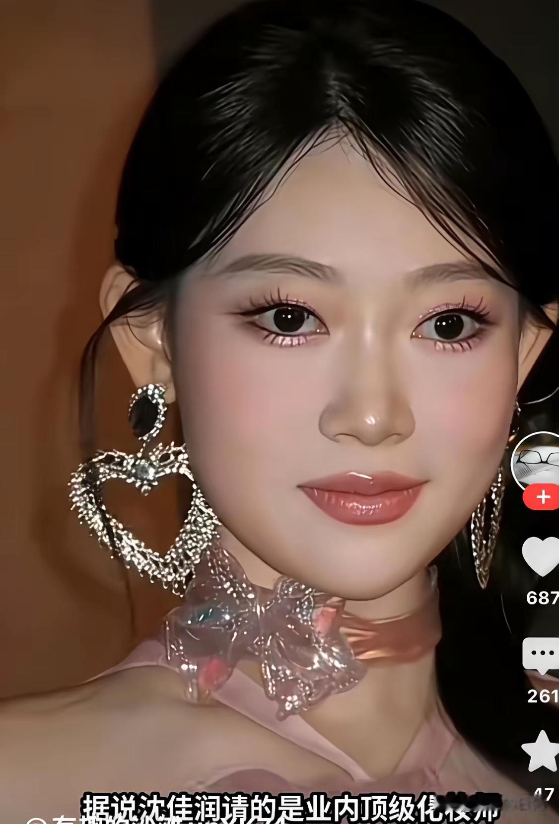 很多人说，沈佳润用的是业内顶级化妆师，卸了妆的她，一点不好看。沈佳润因为长相酷似