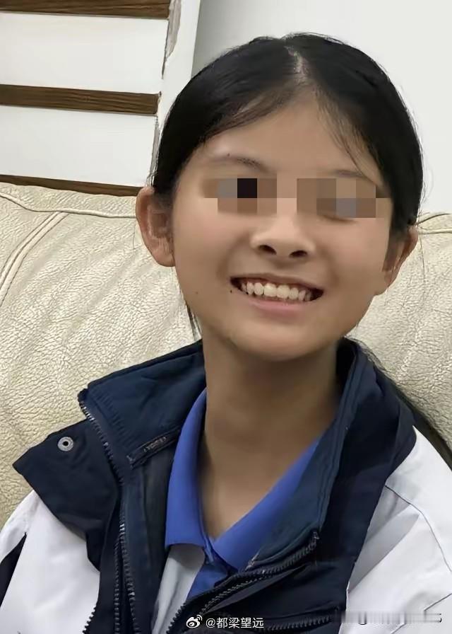 深圳14岁女孩优优在自家楼下被同班男生钟某某持刀捅刺26刀身亡，母亲目睹惨剧。此