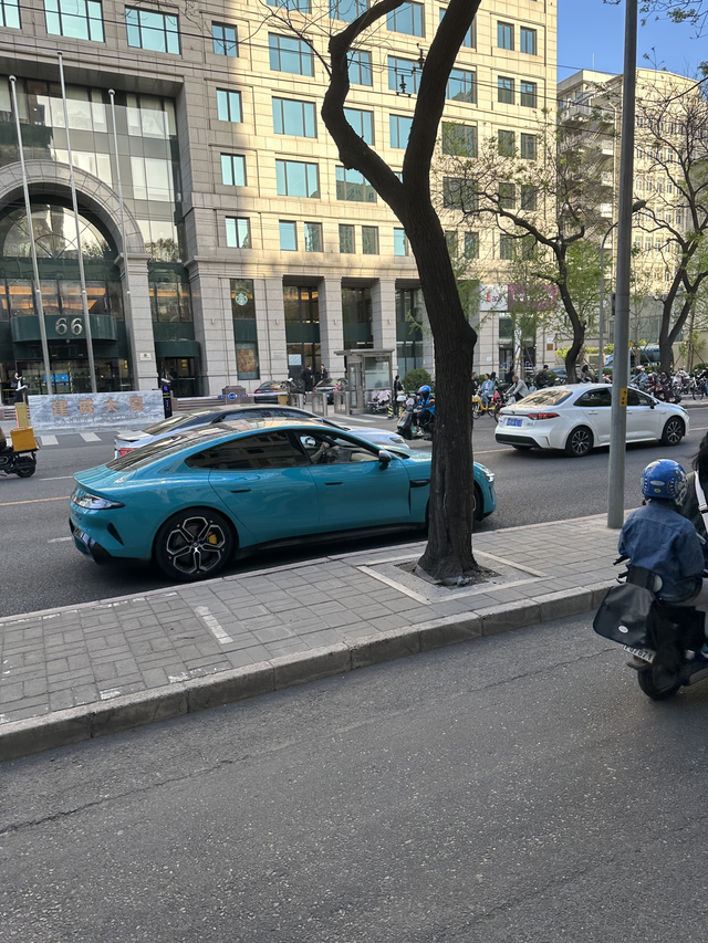 小米出来炸街了第一次在北京路面儿上见到真车，这颜色确实有点炸街呀，路上各种回头