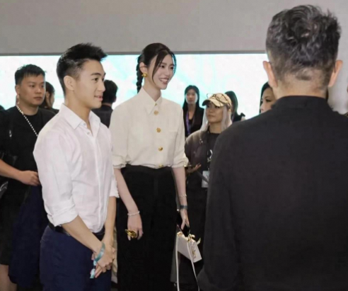 奚梦瑶何猷君现身Gala晚宴姐弟恋夫妻超甜互动