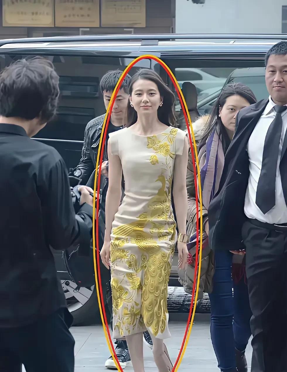 优雅女神穿上金光闪耀的裙装，那高贵气质简直藏都藏不住！一袭闪耀金裙，再搭配上奢华