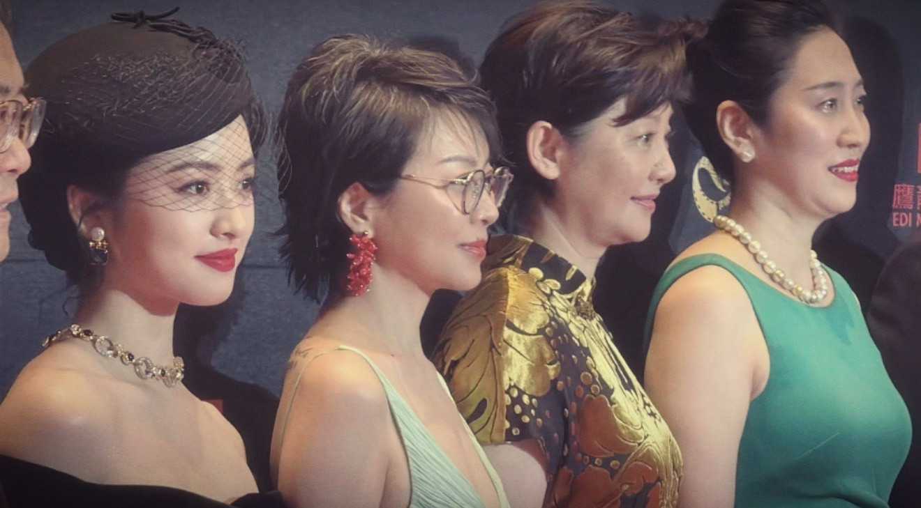 这张好绝和大咖排排站气场也丝毫不输，有种能再红二十年的美[哆啦A