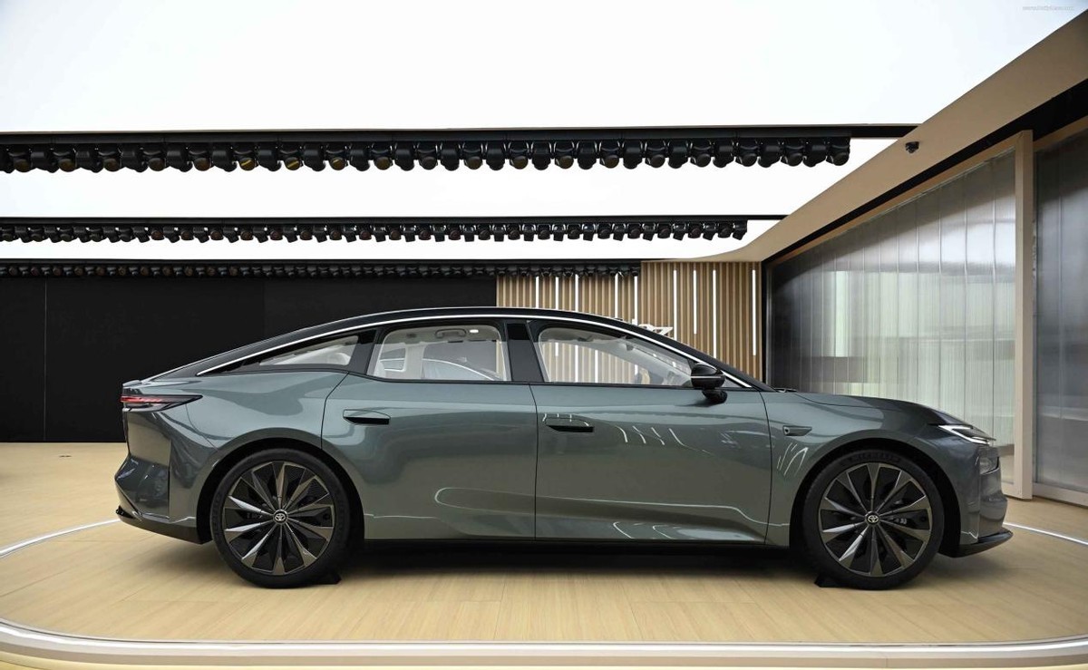 丰田突然卖14.78万，合资车真不靠品牌了？，华为智驾+激光雷达全配齐，这车到底