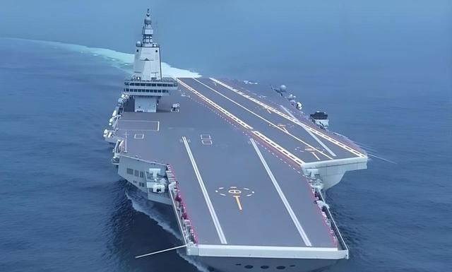 为什么福建舰海试一拖再拖，却迟迟不交付？答案并非“有问题”，而是中国海军已经把它