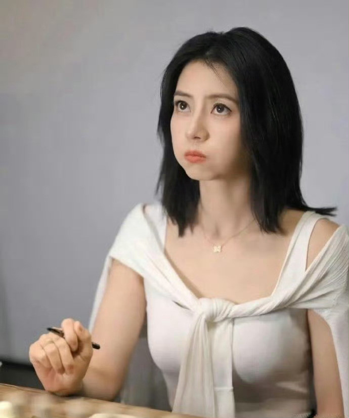 高圆圆估计是练过力量，手臂粗了一圈，看起来更有女人味了