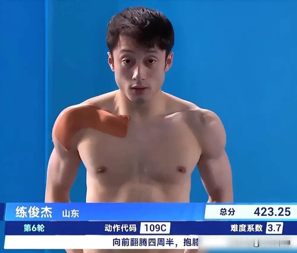 山东名将练俊杰伤愈复出彰显王者风范，成为全运会跳水双冠王！在11日晚上十五运