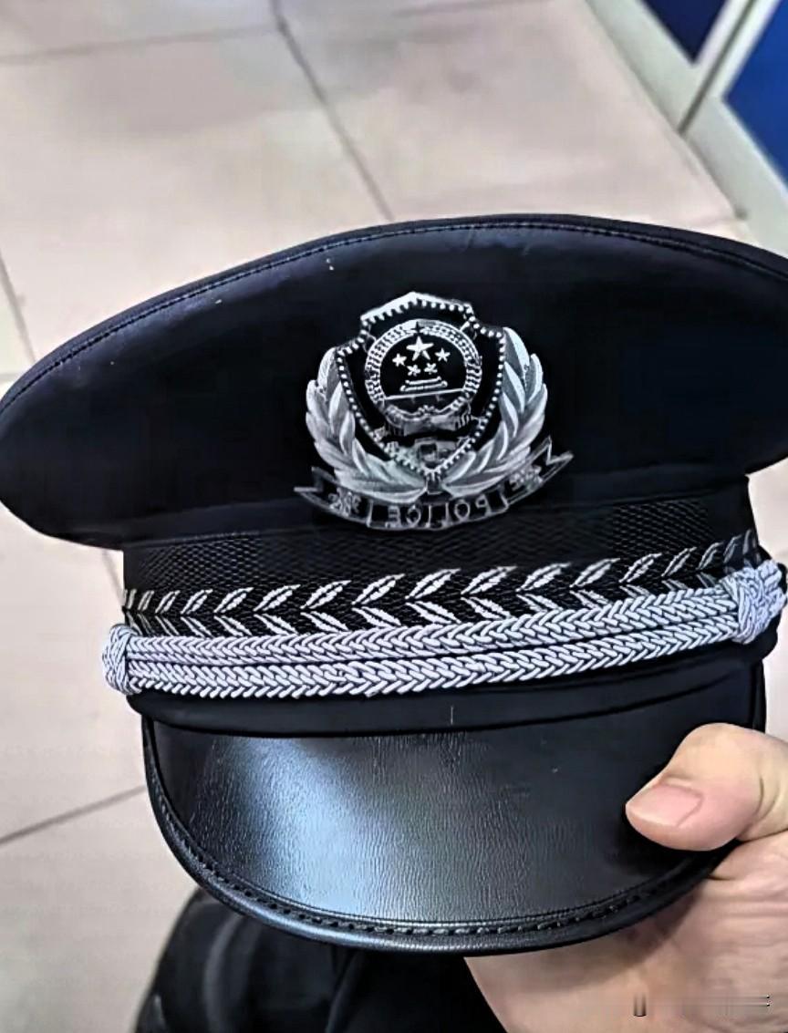 体制内的能人能事儿不少，前几天的事儿就挺有意思，警察换警服，逐年更换，换