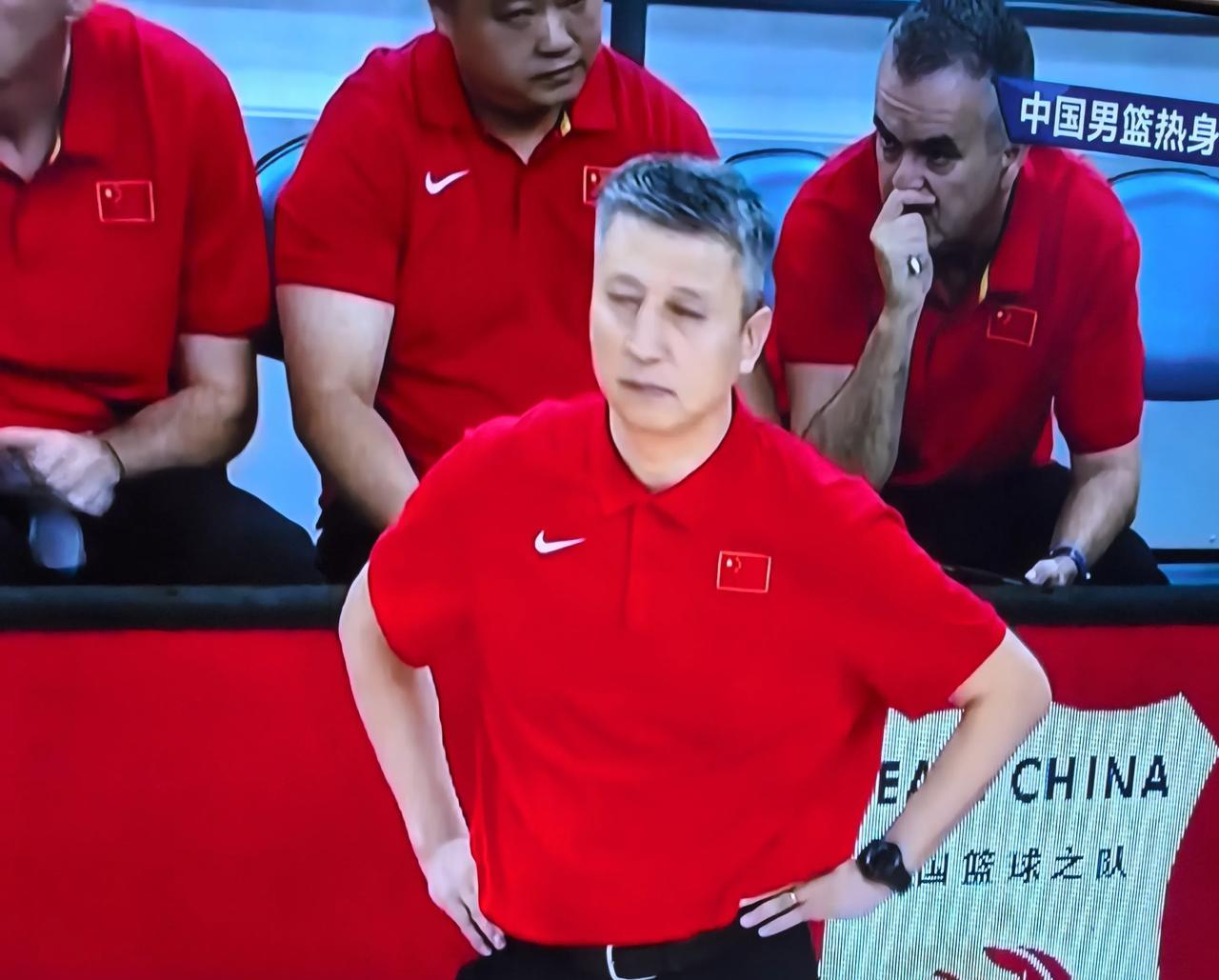 中国男篮保八争四的前景不容乐观。杨毅评论称，中国男篮在亚洲杯赛的目标是保八争四