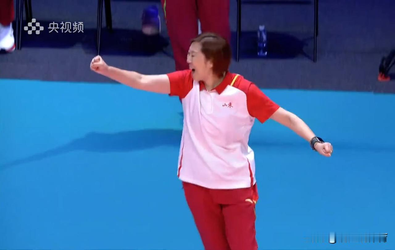 副攻名将杨涵玉豪砍19分创造山东奇迹！帮助山东女排3-0力克上海队晋级全运会决赛