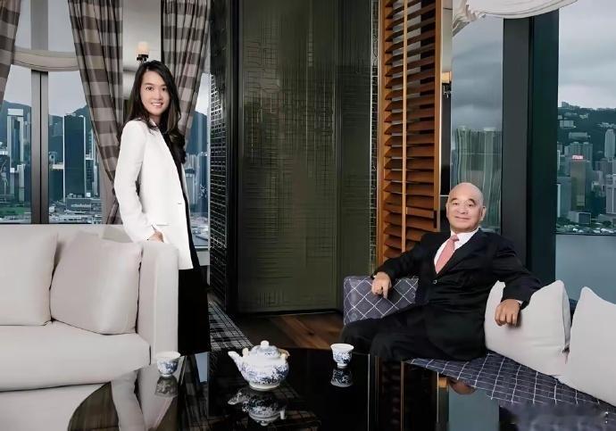 她才是顶级名媛吧，哥哥千亿富豪，丈夫百亿富豪，爷爷创立了周大福