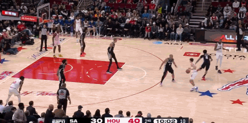 真业余啊谢泼德你就真的只能投个三分球而已！这种传球动作还能在NBA球场出现，