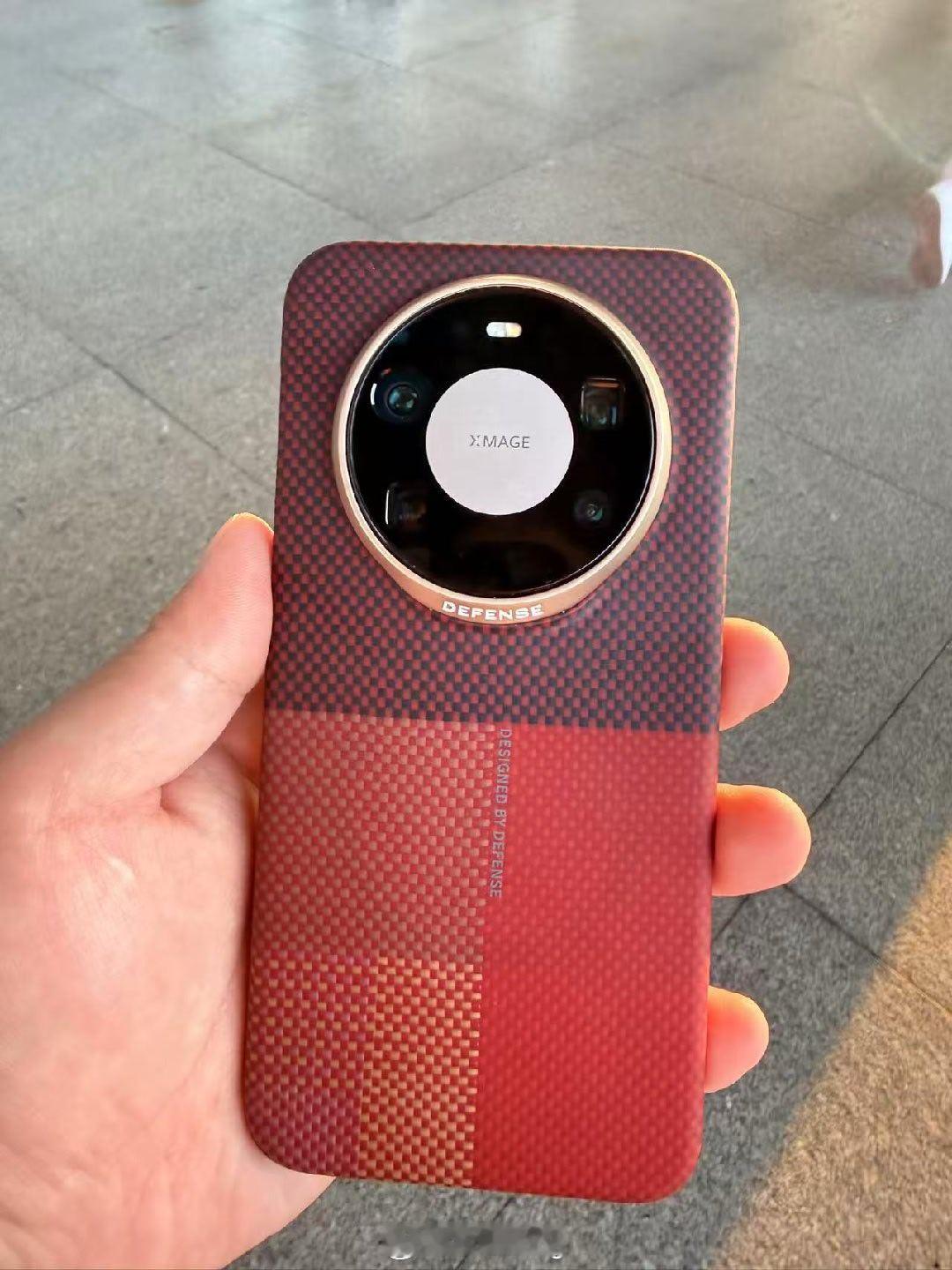 不愧是华为的御用"手机壳"，从Mate60到70，再到现在的80，一直都是用的决