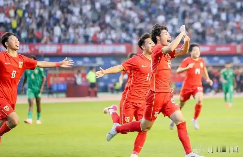看看这支U17队做了什么：高位逼抢让澳大利亚后卫出不了球，短传渗透撕开对手铁桶阵