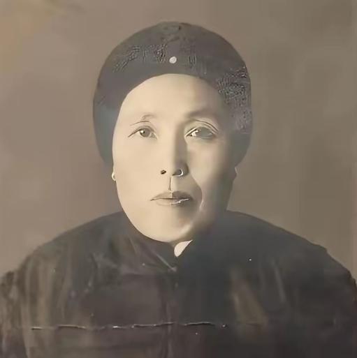 1891年，16岁的张作霖落难乞讨，孙寡妇看中了他，解开衣扣，掏出一块腰