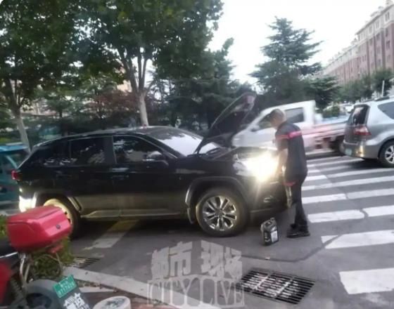 “这次乌龙闹大了！”山东青岛，4S店给客户做保养的时候忘了加注机油，车主刚开出门