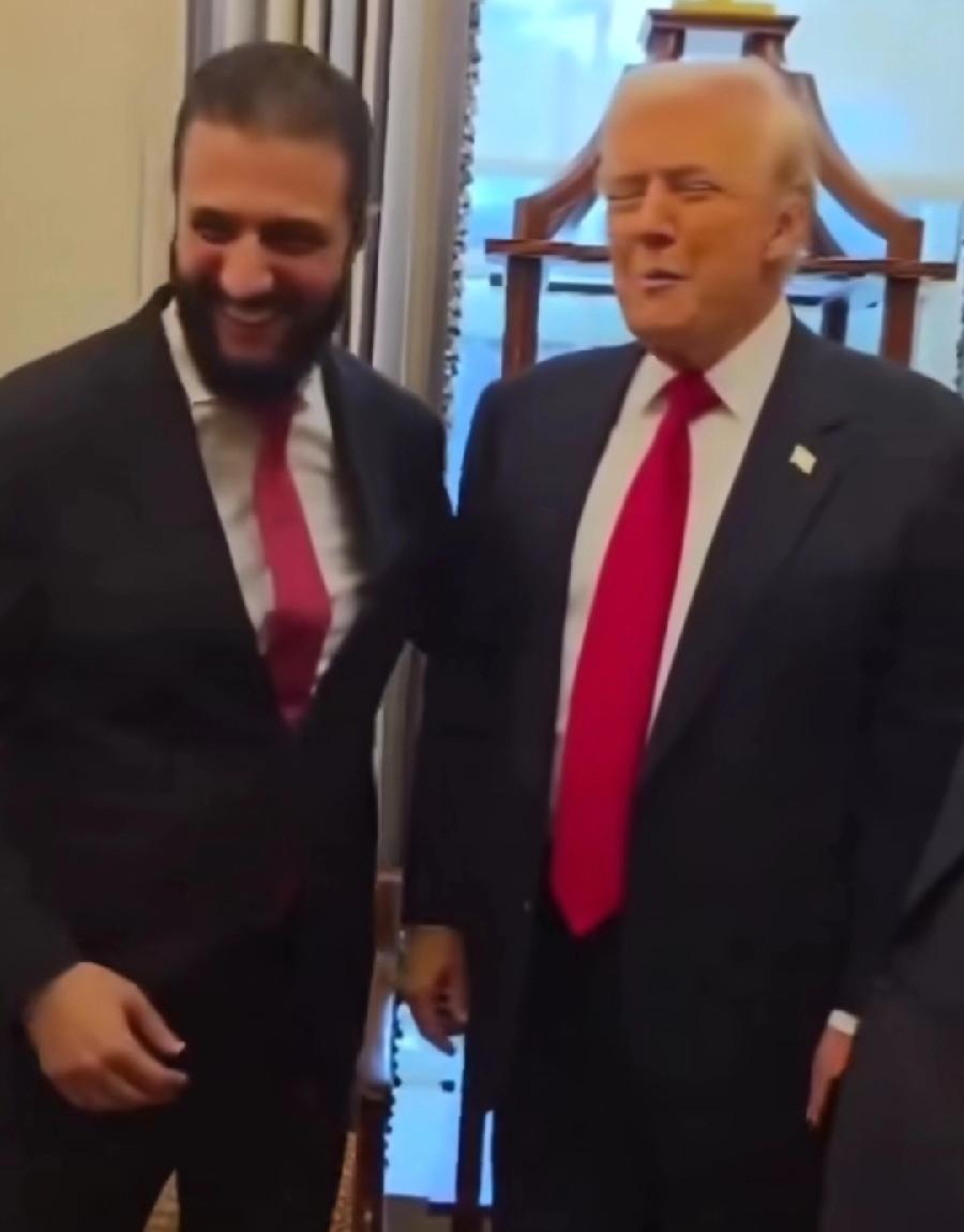 太魔幻了，特朗普与朱拉尼，成了无话不谈的好朋友！朱拉尼到白宫拜访，给老特带了礼物