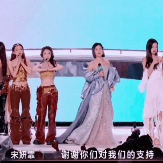 谢娜裙摆被踩掉了回归的谢娜还是那个熟悉的味道！哪怕遇到裙摆被踩掉的突发状况，她