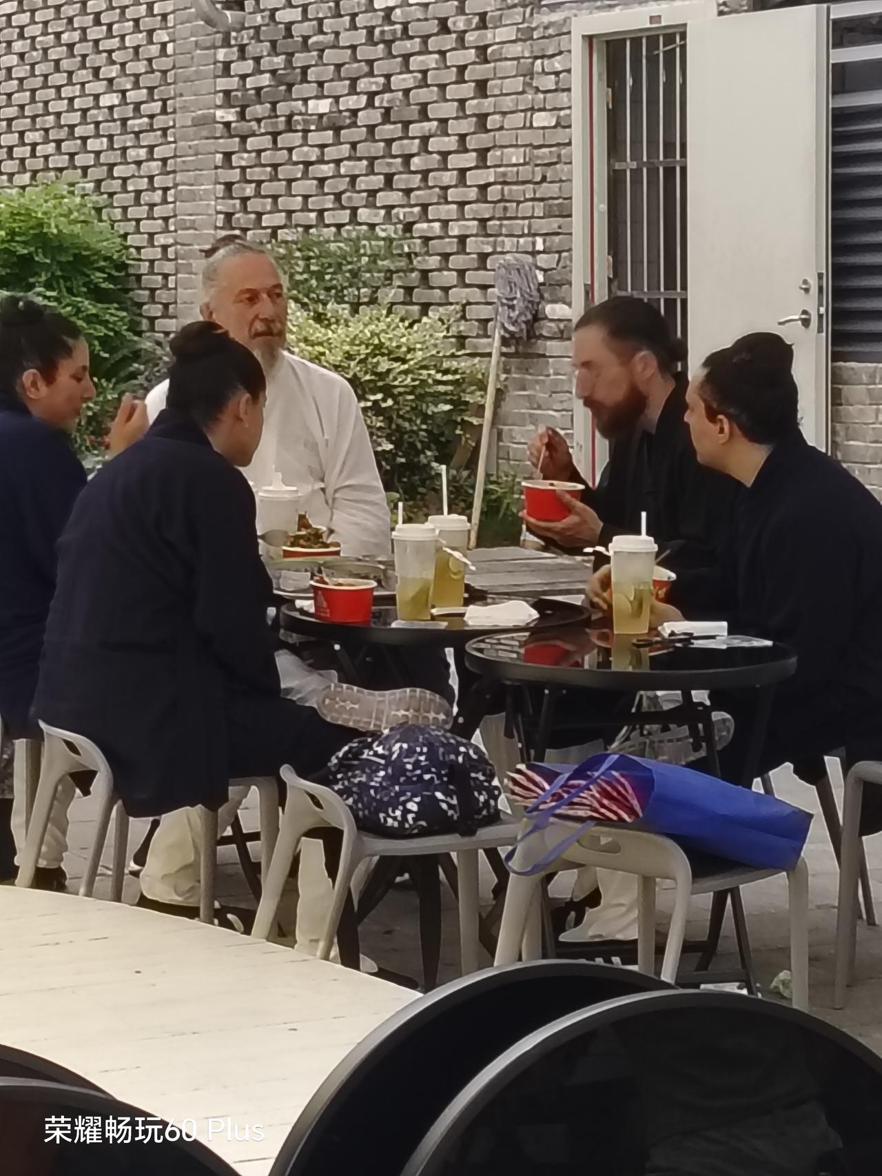 这些外国人仿佛都是从武当山下来的。今天在武昌司门口户部巷看到五个白种人，三