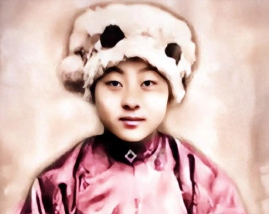 1925年，24岁的妓女张素贞像往常一样接待客人。只是她不知道，门外那几个穿