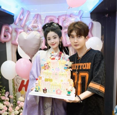 娜扎经纪人情商很高娜扎被爆去年VOGUE活动被二字女性抢休息间，好几个女星因此