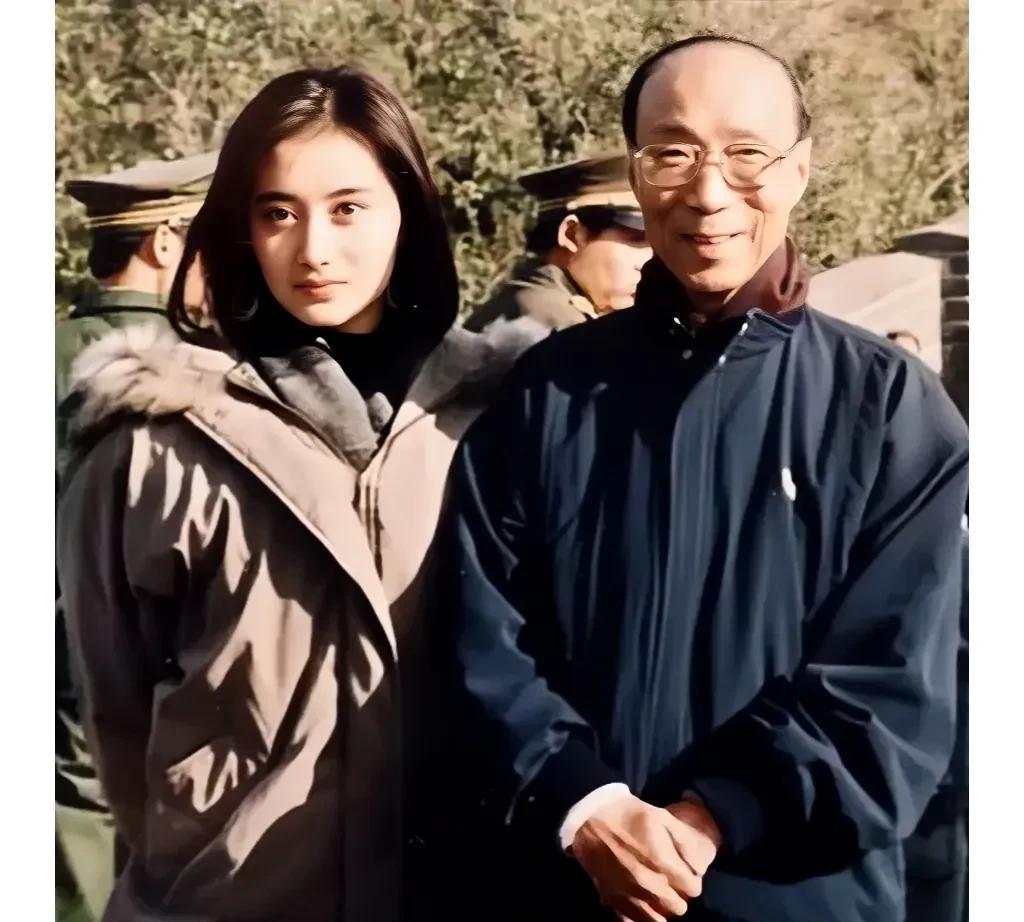 1991年，邵逸夫和陈德容在长城留下的美好瞬间。那时候邵逸夫84岁，精神矍铄。陈