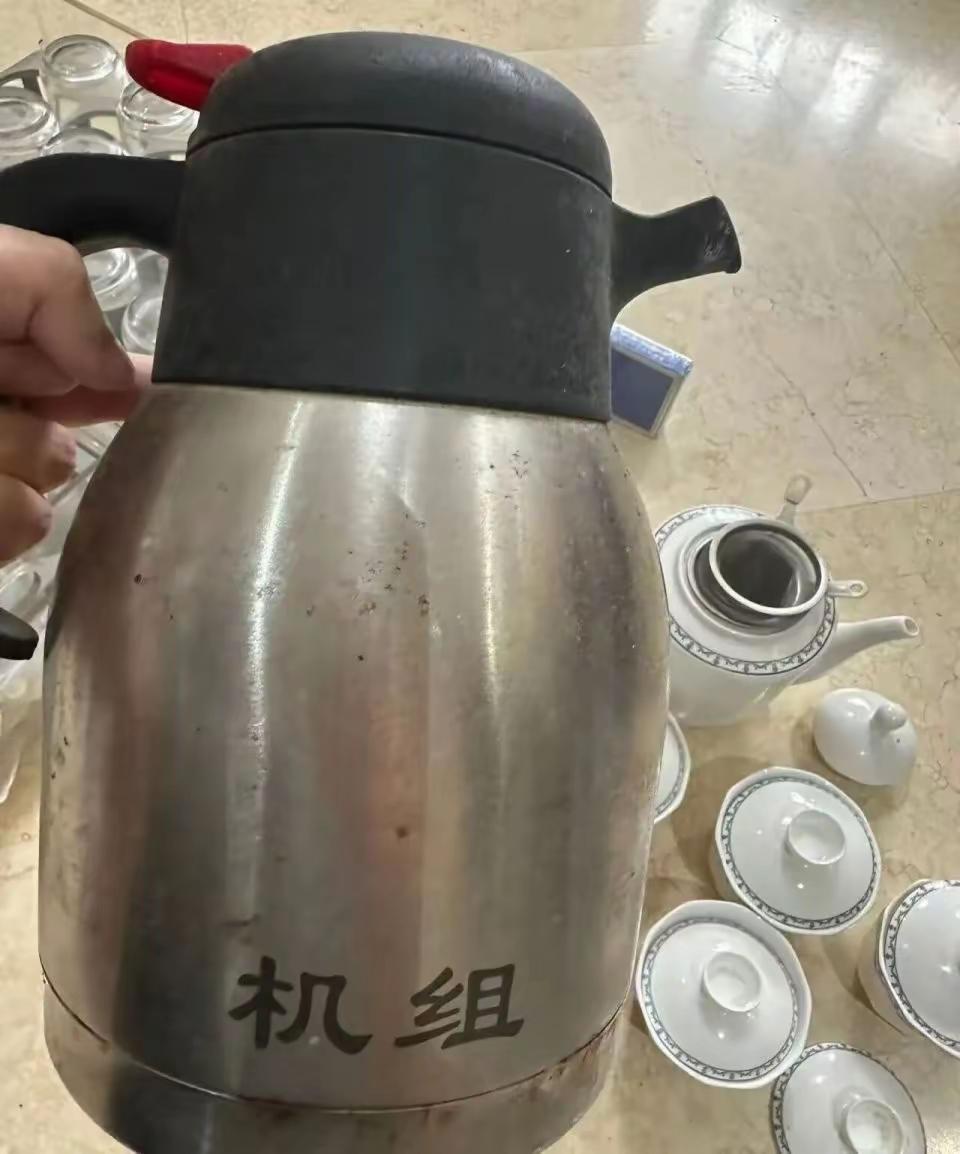 真的是不爱了。南方航空的空警王某某,48岁了,其妻用65页PPT举报他,说他爱