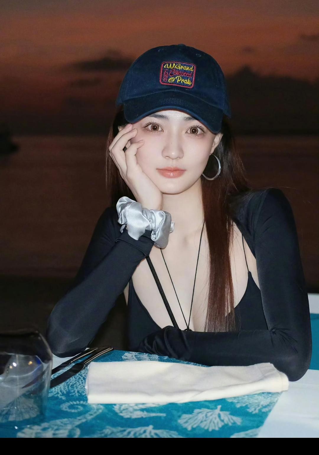 顶流现在都是无剧可拍了，像这种十八线的穿的再博眼球也无济于事了!在我记忆力好像