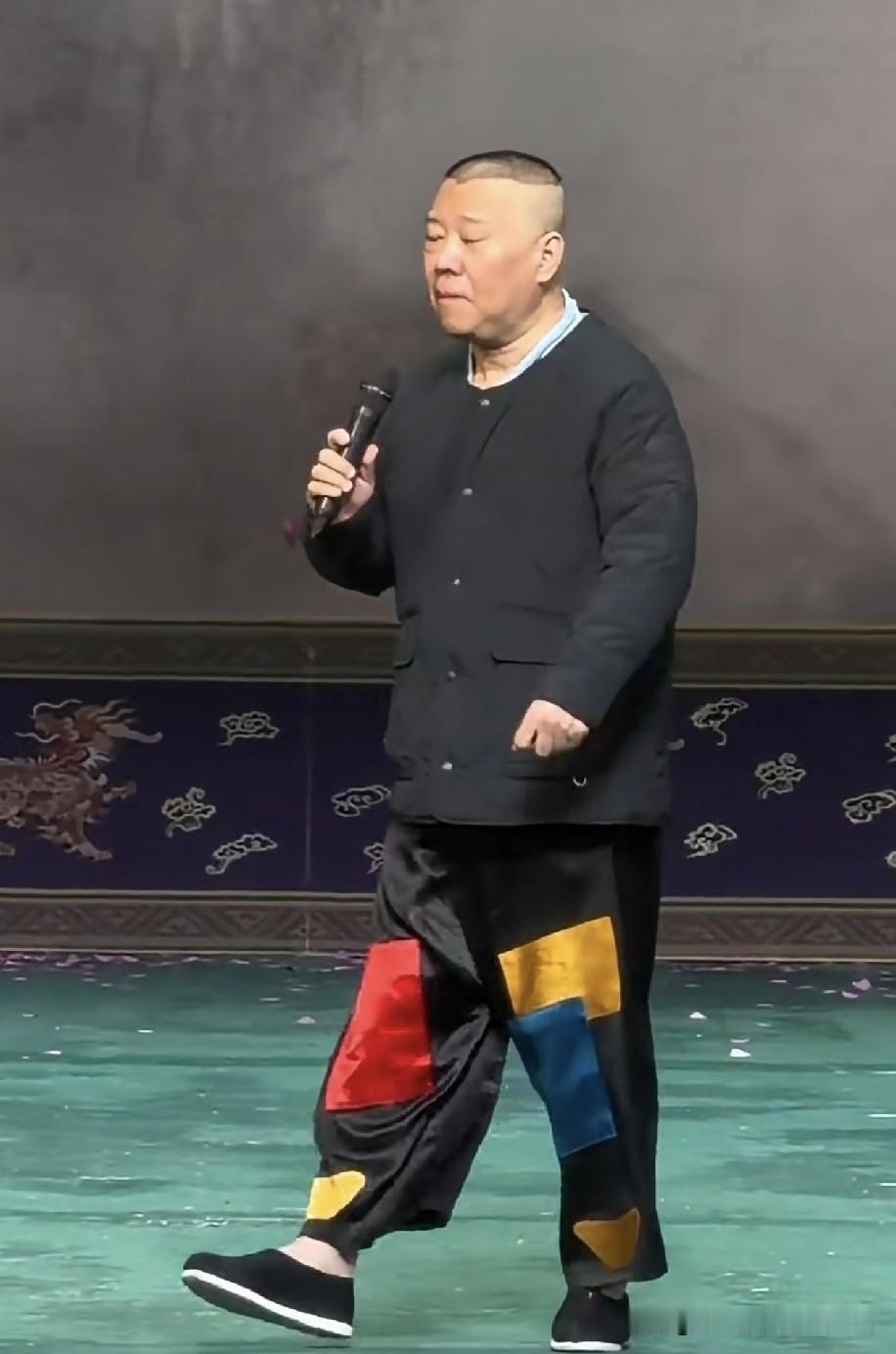 有人说郭德纲的京剧“不咋地”：“除了大嗓门，基本功不行，简直‘八不沾’。”