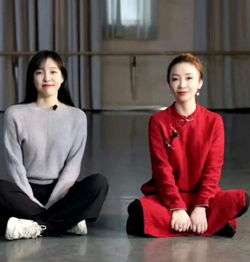 大家有没有发现，韩真和周莉亚导演的这场文艺晚会，舞台上是没有主持人的，但让人意外