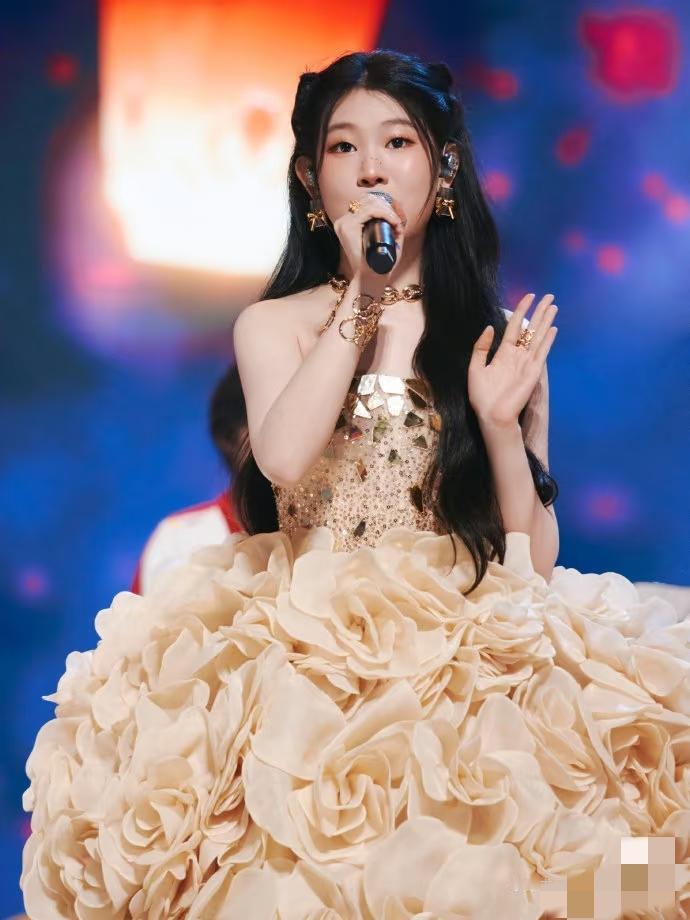 沈佳润这孩子热度越来越高现在找明星就找沈佳润最划算，为啥呢？因为买一送一啊！