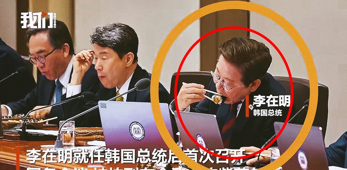 新总统上班第一天，自带盒饭。---