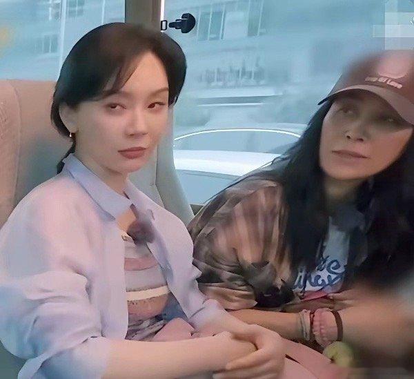 那英问陈数：“你带秋裤干吗？”陈数说：“冷呀。”那英露出了质疑说：“没这么冷吧，