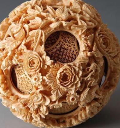 ]1915年，在巴拿马万国博览会上，日本制造的鬼工球比中国的鬼工球多出一层，眼看