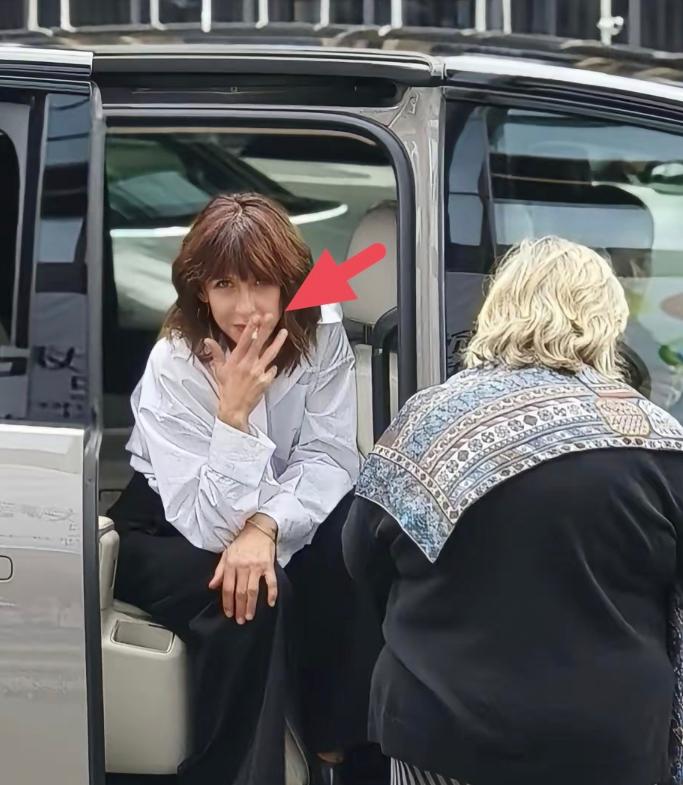 万万没想到，令无数男人魂牵梦绕的“一代女神”苏菲玛索，晚节不保，这是要塌房的节