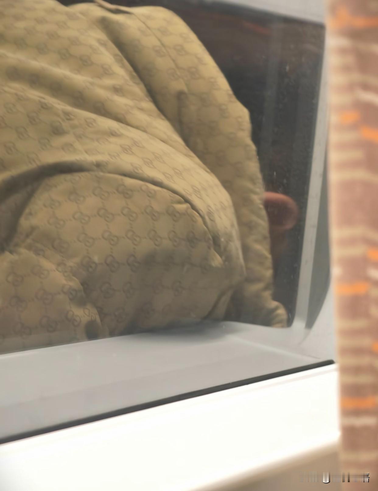 坐动车返程，前排大哥的电话就没停过。“我爸去世了，回去处理，有事随时打给我”，