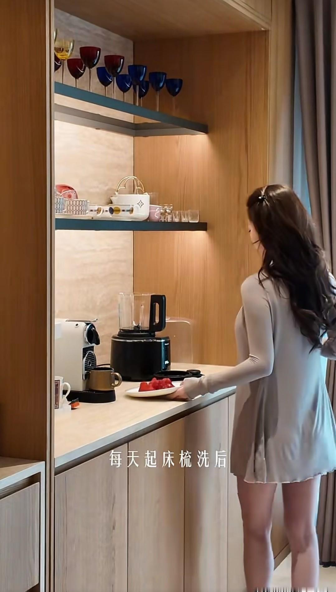 别被“父女温馨”画面骗了。“偏爱”才是对三个孩子最大的公平。马筱梅没解释，她