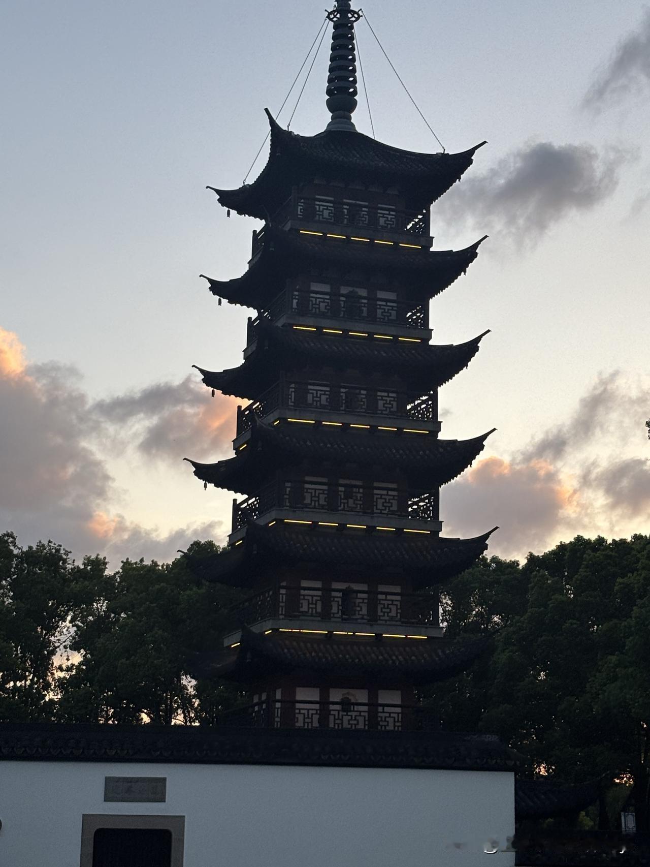 之前刷到过不少争论上海排外的帖子，看多了反而觉得这个说法本身就是个伪命题。我认
