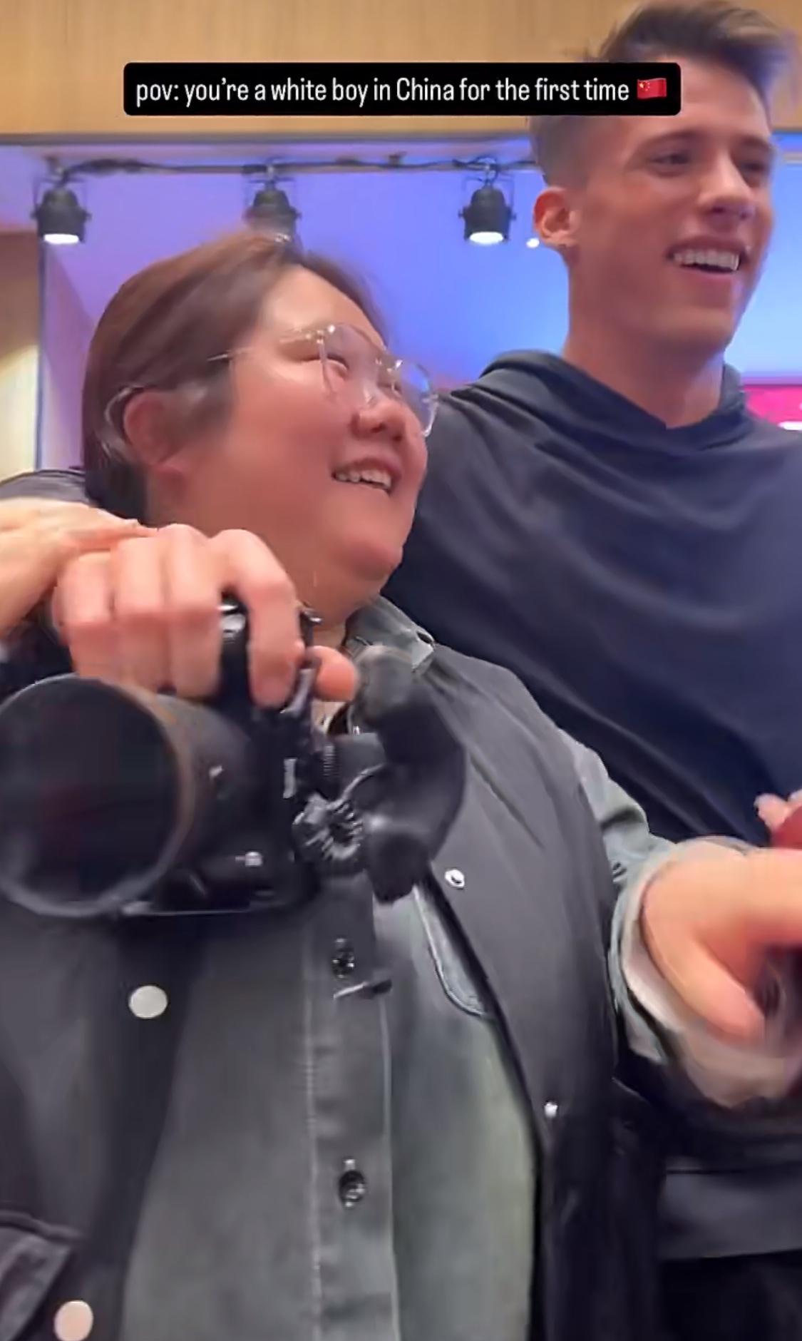 白人男子在中国参加商业活动，遭中国女生一哄而上求合影！这个白人男生确实高大帅气