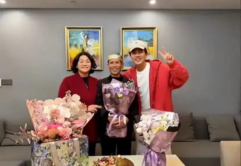 欧豪拎着蛋糕回福州老小区给爸爸过生日，被粉丝拍到。画面里就是普通六层楼，墙皮掉