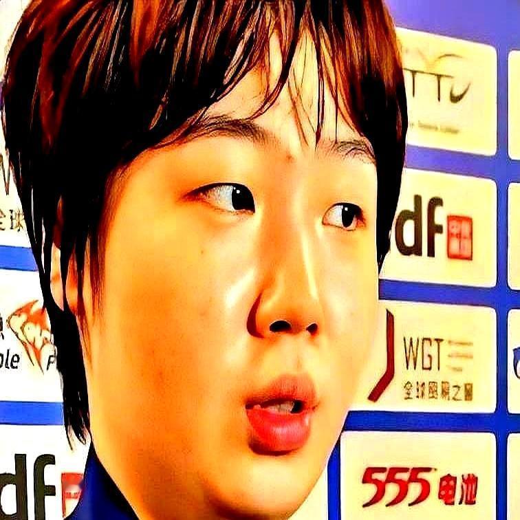 日本17岁天才捂着脸哭，不是因为输了球，而是被打到彻底服气。蒯曼看穿了她，