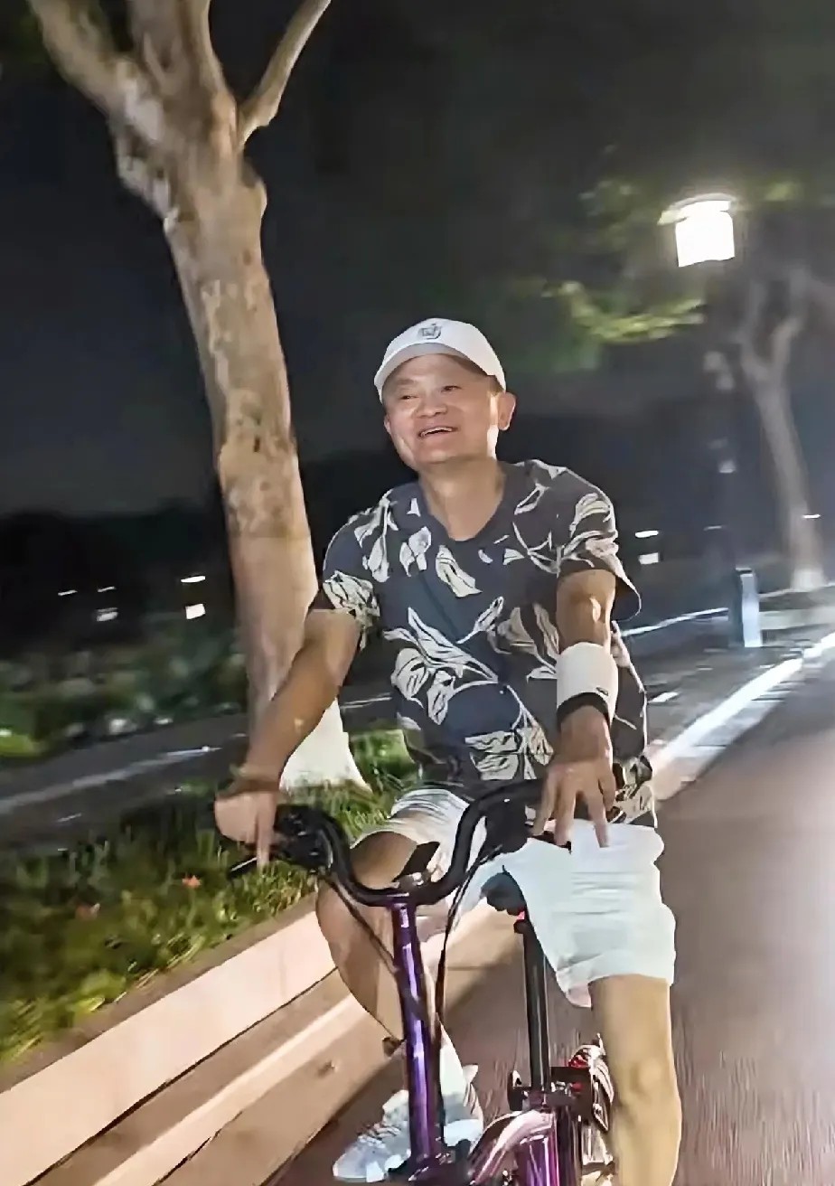 马云西湖边上夜骑被拍，深扒了一下，普通人就只买得起那个同款护腕，其他的就算
