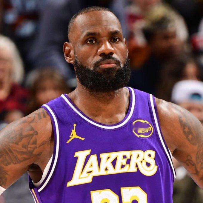 詹姆斯今年还能进全明星吗2026NBA全明星投票已经开启。即将年满41岁的詹姆