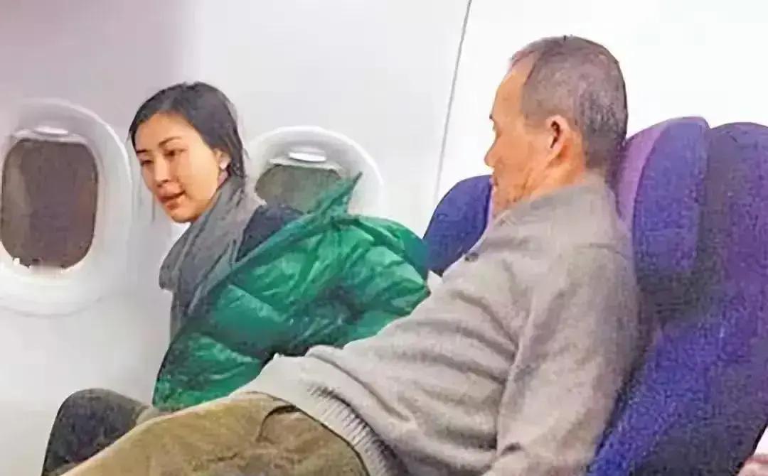 73岁王石挤经济舱坐成雕塑坐最后一排，腰板笔直两小时，空乘说水都端不稳。旁